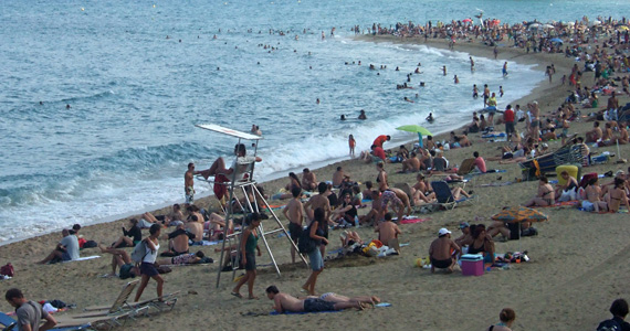 Viele Leute beim Baden in Barcelona